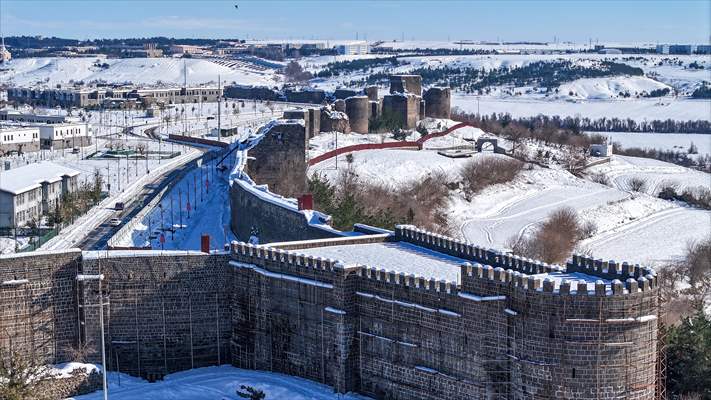 Sur'daki Tarihi Yapılar Karla Beyaza Büründü 1