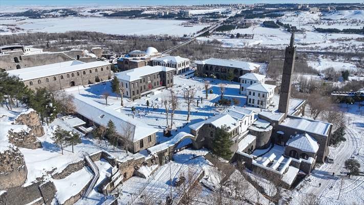 Sur'daki Tarihi Yapılar Karla Beyaza Büründü 11