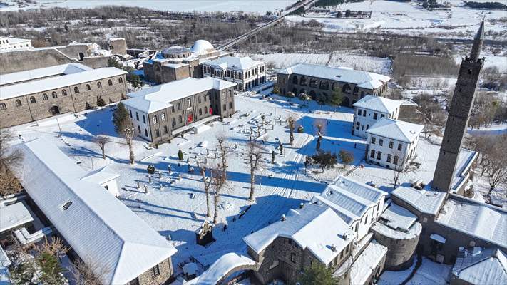 Sur'daki Tarihi Yapılar Karla Beyaza Büründü 13