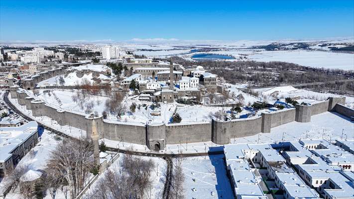 Sur'daki Tarihi Yapılar Karla Beyaza Büründü 5