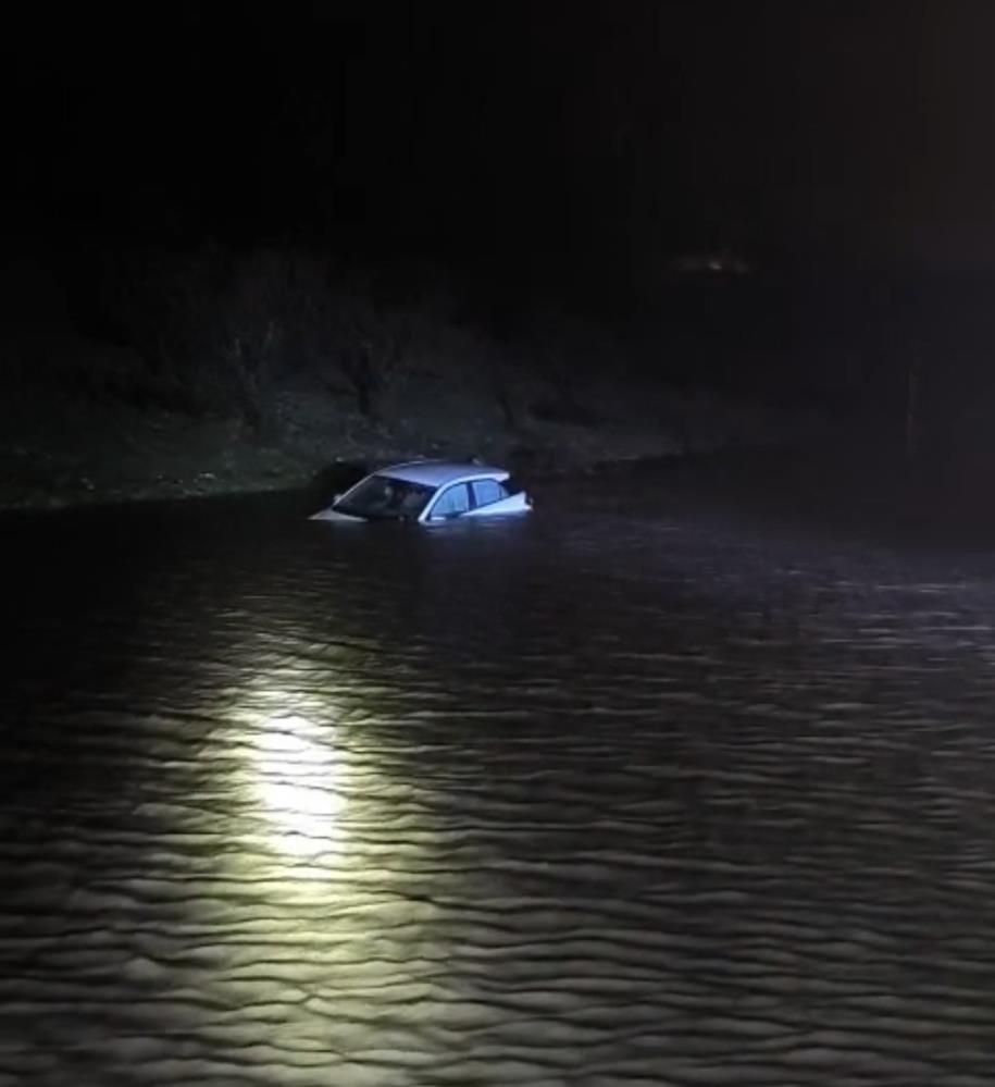 Adıyaman’da Sel Araç Suya Gömüldü, Vatandaşlar Kurtarıldı 1