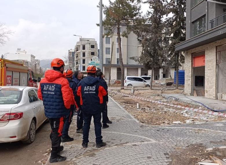 Adıyaman’da Ücretlerini Alamadıklarını Iddia Eden 2 Işçi Çatıya Çıktı 1