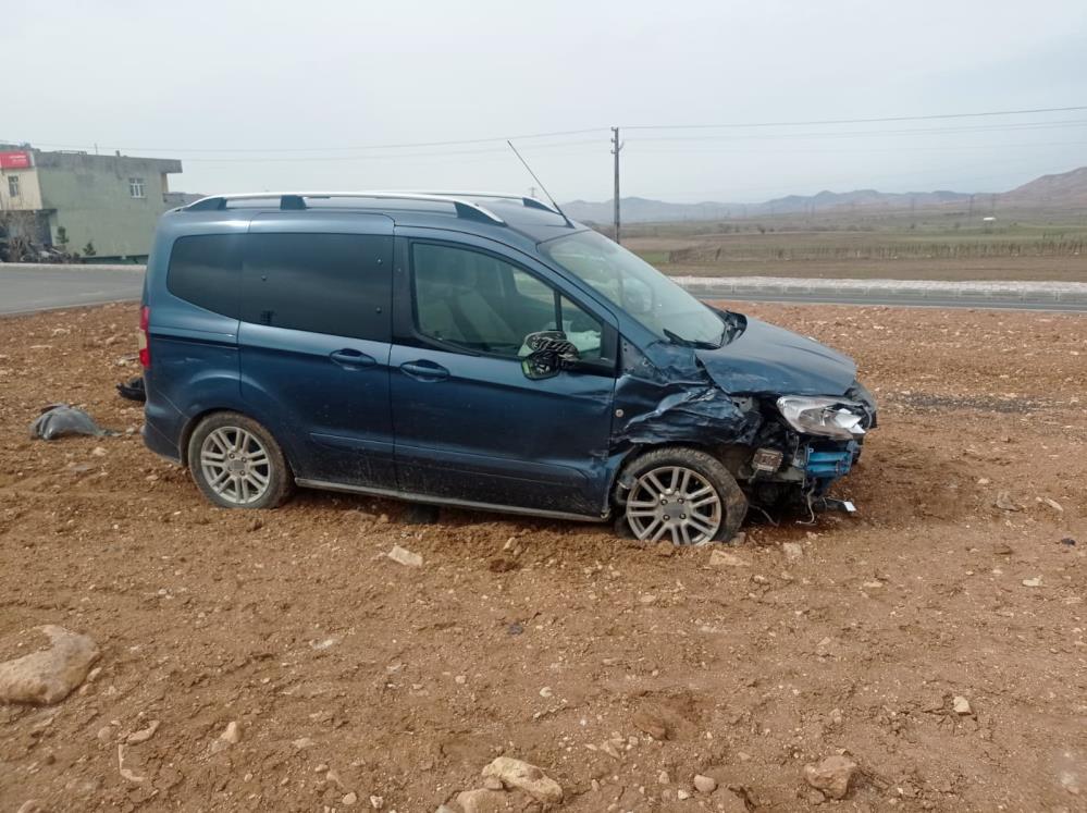 Batman'da Iki Araç Çarpıştı Facianın Eşiğinden Dönüldü 1