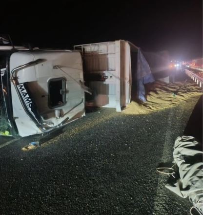 Diyarbakır'da Buğday Yüklü Tir Devrildi