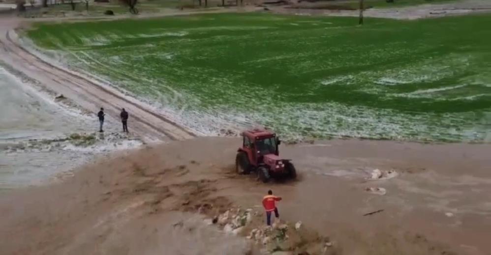 Diyarbakır’da Sağanak Sele Neden Oldu; Mahsur Kalan Vatandaş Traktörle Kurtarıldı-1