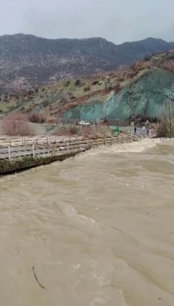 Diyarbakır'da Sağanak Sonrası Taşan Dereler Görüntülendi