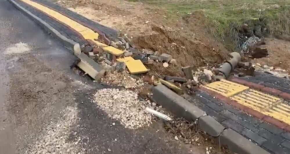 Diyarbakır'da Yağışlar Nedeniyle Yol Ve Kaldırım Çöktü 1