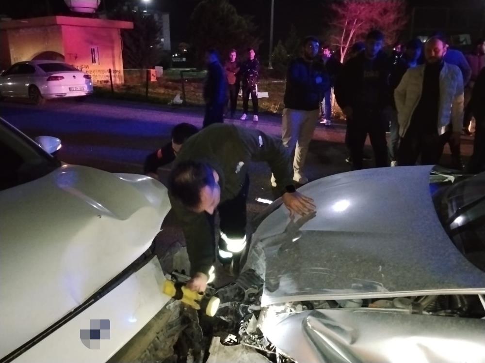 Mardin’de Iki Otomobil Çarpıştı 3’Ü Çocuk 6 Yaralı