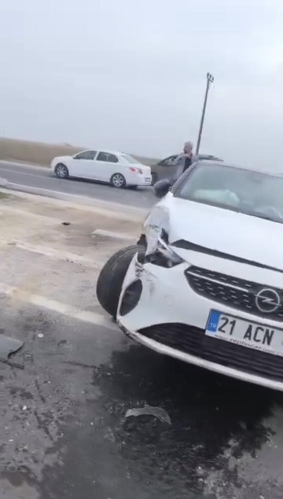 Mardin’de Minibüs Ile Otomobil Çarpıştı 2 Kişi Yaralandı 1