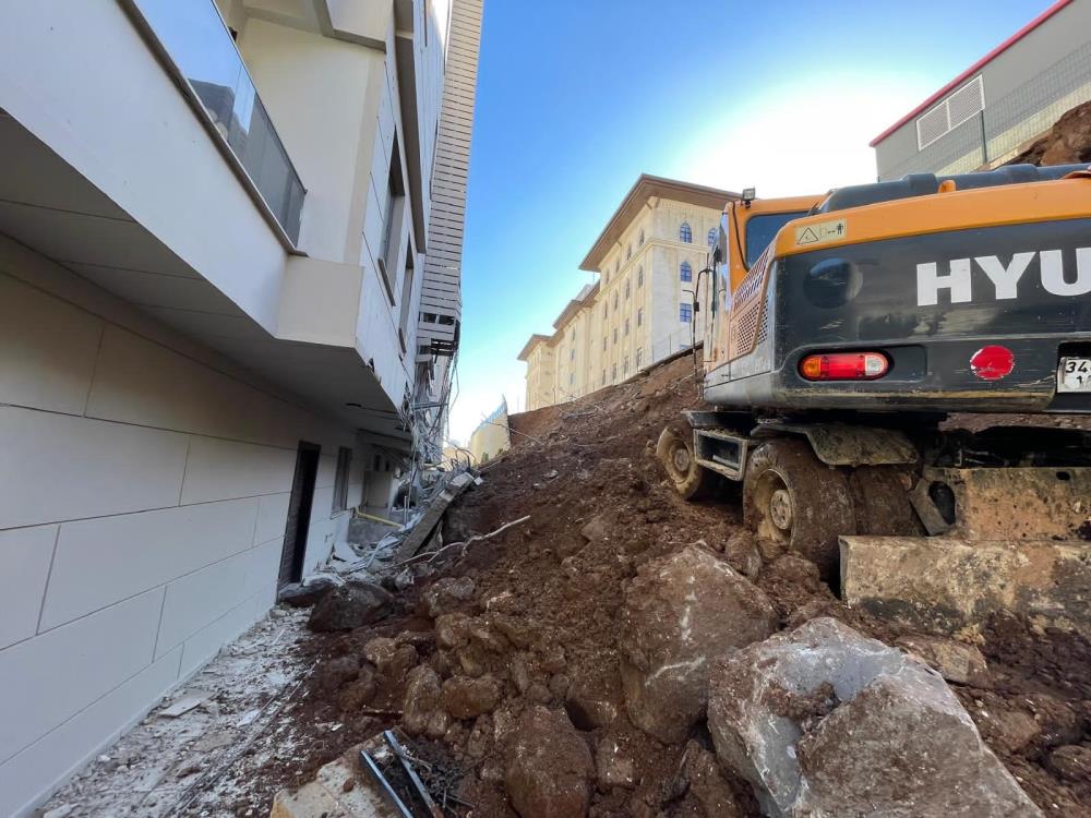 Şanlıurfa’da Istinat Duvarı Çöktü 4 Daire Hasar Gördü 1