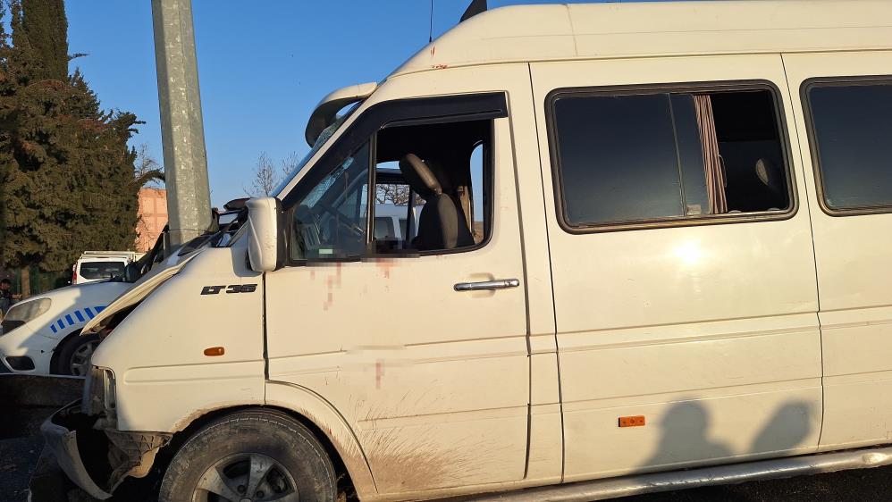 Şanlıurfa'da Tarım Işçilerini Taşıyan Minibüs Direğe Çarptı 15 Yaralı 1