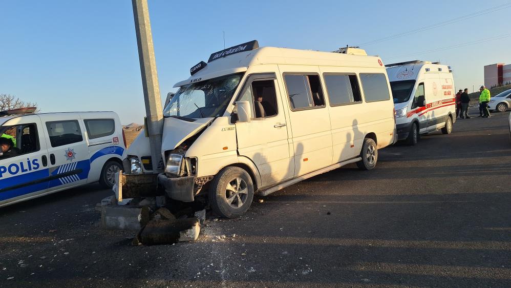 Şanlıurfa'da Tarım Işçilerini Taşıyan Minibüs Direğe Çarptı 15 Yaralı