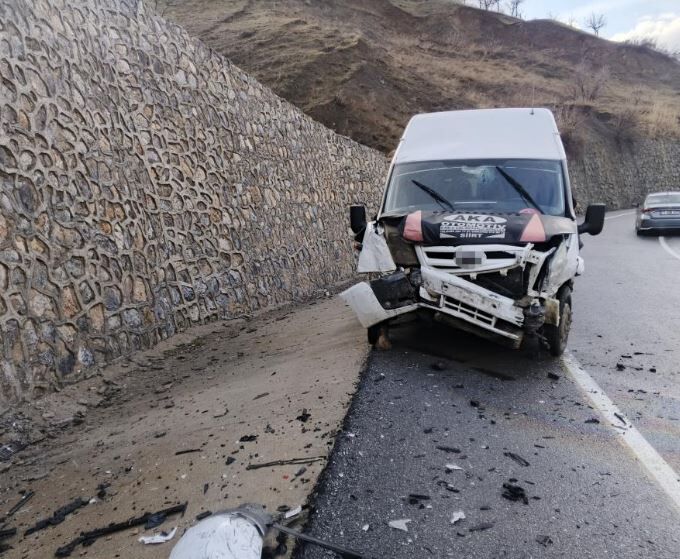 Siirt’te Öğrenci Servisi Ile Otomobil Çarpıştı 9’U Öğrenci 12 Yaralı 1