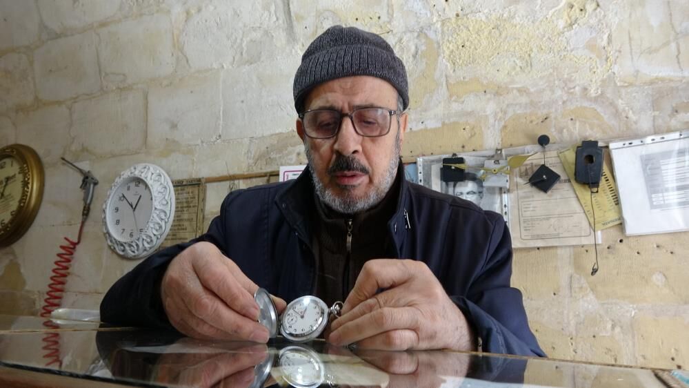 74 Yaşındaki Saat Ustası 65 Yıldır Zamana Ayar Veriyor 1