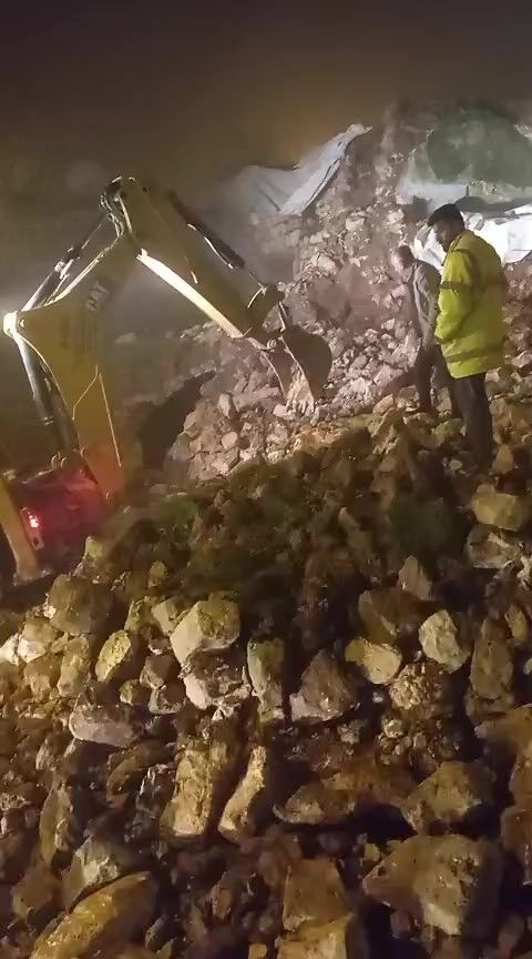 Batman’da Fırtına Ahırı Çökertti, 5 Büyükbaş Hayvan Kurtarıldı 3