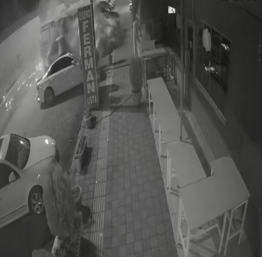 Diyarbakır'da Devrilen Tırın 7 Araca Çarpma Anı Kameraya Yansıdı 1