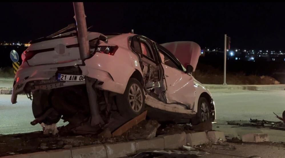 Diyarbakır’da Iki Otomobil Kafa Kafaya Çarpıştı 3 Yaralı 1