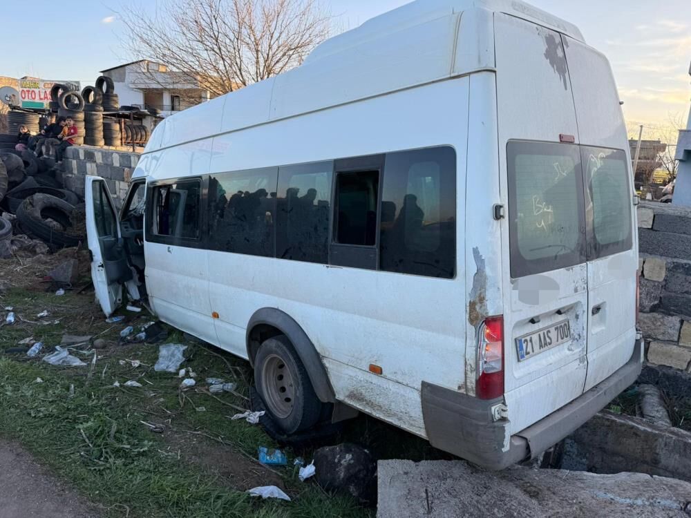 Diyarbakır'da Işçi Servisi Duvara Çarptı 12 Yaralı 3