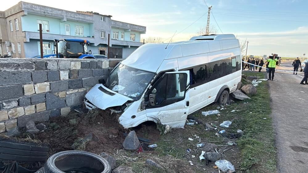 Diyarbakır'da Işçi Servisi Duvara Çarptı 12 Yaralı