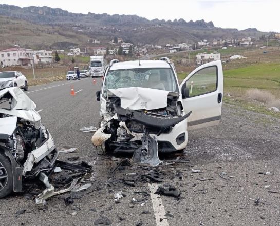 Diyarbakır'da Kafa Kafaya Çarpışma 6 Yaralı 1