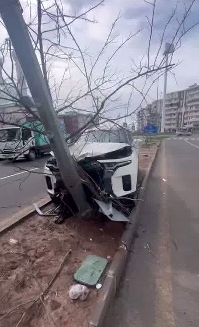 Diyarbakır’da Otomobil Refüje Çıkıp Elektrik Direğine Çarptı 1 Yaralı
