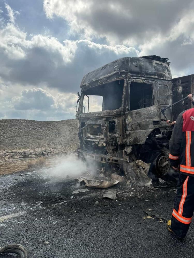 Diyarbakır'da Seyir Halindeki Tır Alev Aldı-2