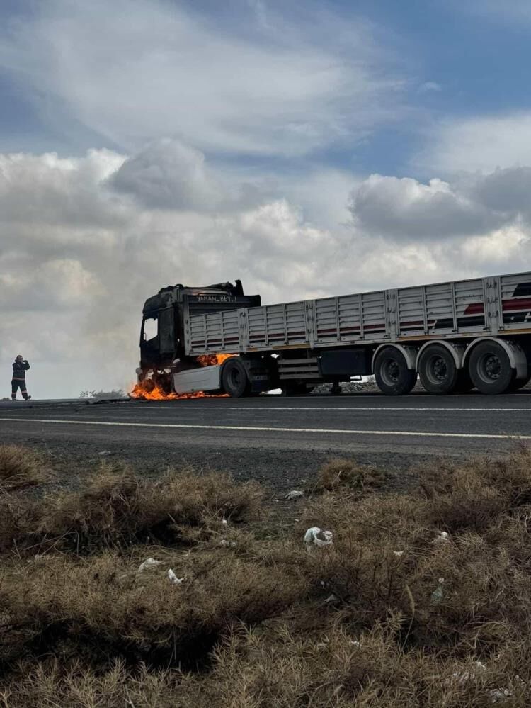 Diyarbakır'da Seyir Halindeki Tır Alev Aldı