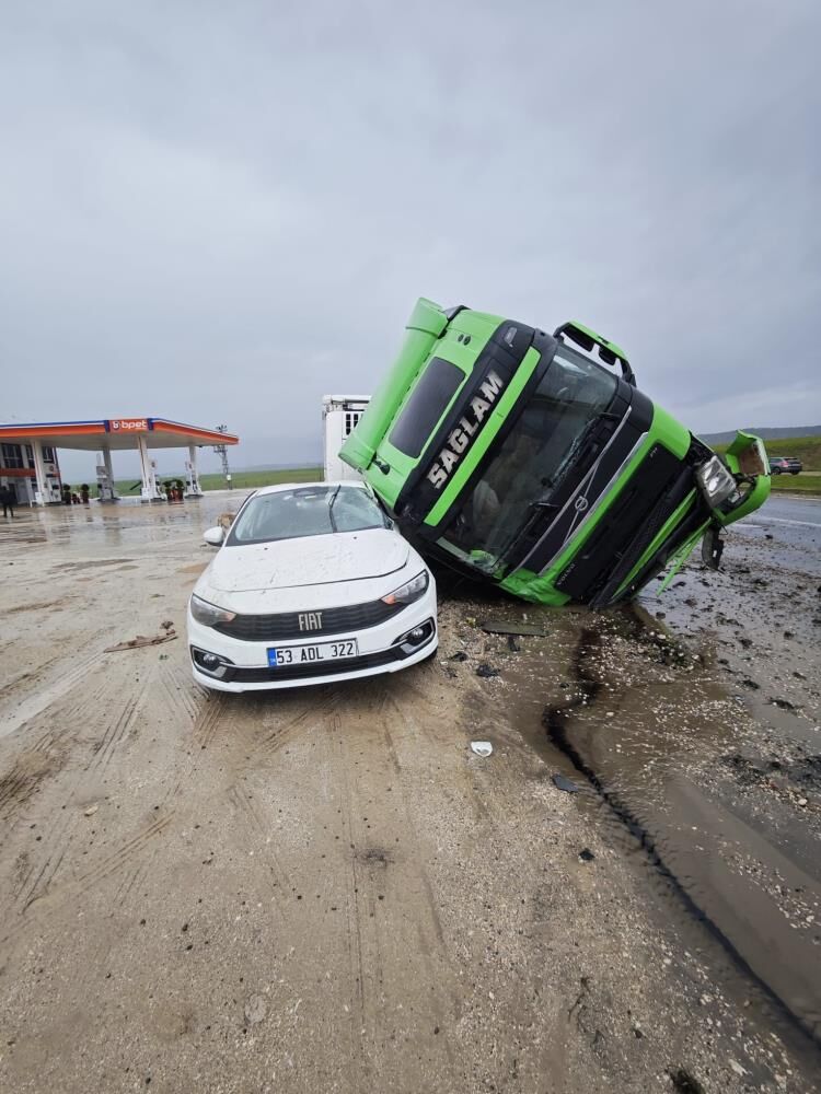 Diyarbakır'da Tir Otomobilin Üzerine Devrildi