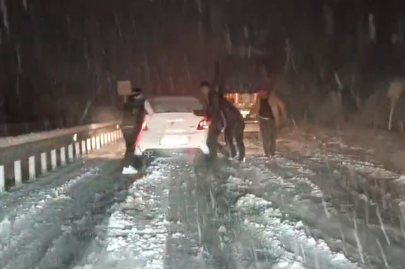 Mardin Diyarbakır Yolunda Yoğun Kar Nedeniyle Ulaşım Aksadı