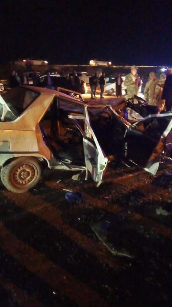 Şanlıurfa'da Iki Otomobil Kafa Kafaya Çarpıştı 1 Ölü, 8 Yaralı 3