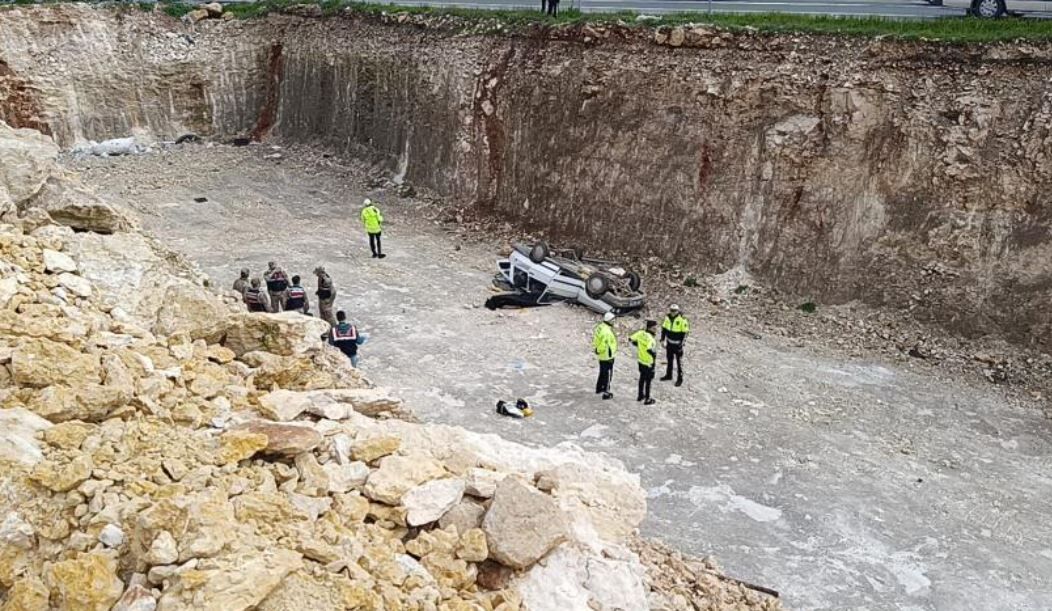 Şanlıurfa'da Otomobil 10 Metrelik Çukura Devrildi 1 Ölü, 1 Ağır Yaralı 1