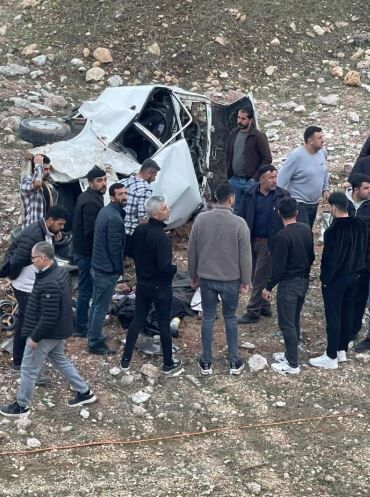 Siirt'te Otomobil Devrildi 3 Kişi Ağır Yaralandı