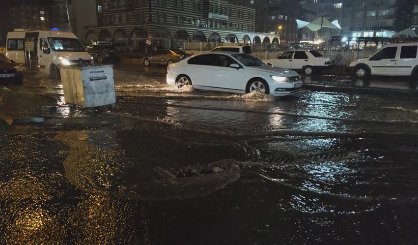 Yağmur Değil Altyapı Sorunu Diyarbakır'da Sokaklar Göle Döndü 13