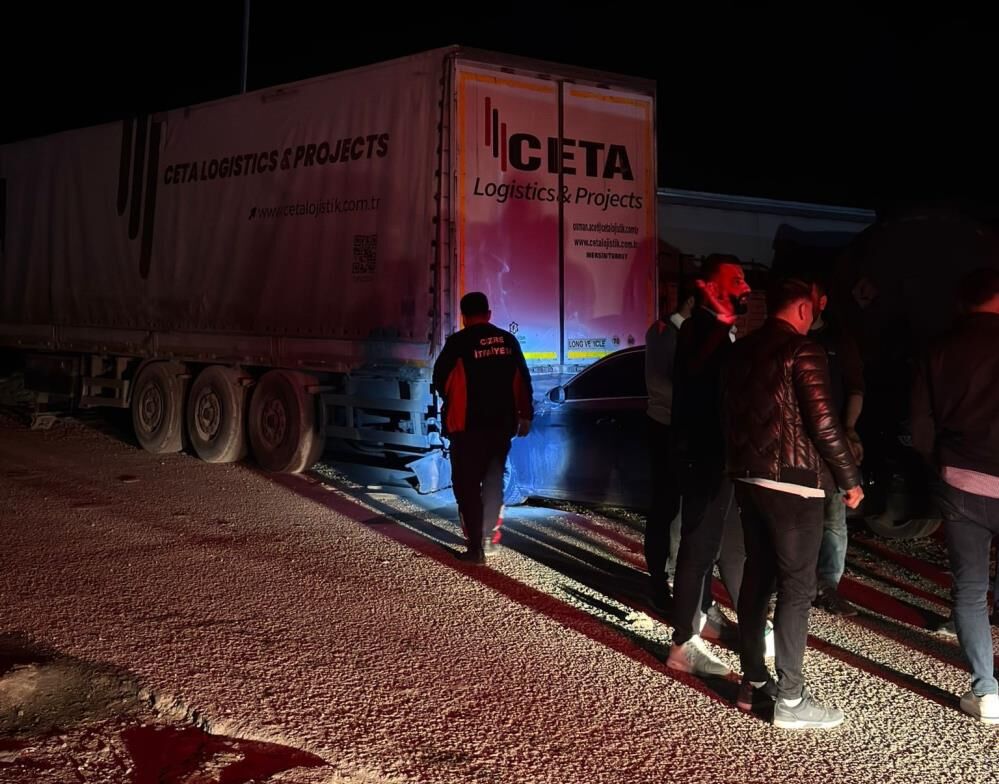 Cizre’de Tır Kazası Otomobil Iki Tır Arasında Ezildi 1