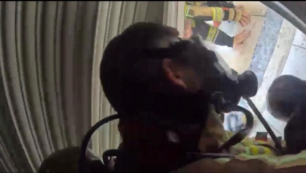 Diyarbakır'da Filmleri Aratmayan Kurtarma Operasyonu Yangının Ortasında Kalan Vatandaş Kurtarıldı 1