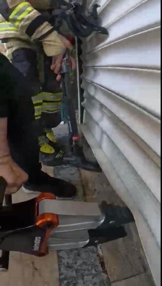 Diyarbakır'da Filmleri Aratmayan Kurtarma Operasyonu Yangının Ortasında Kalan Vatandaş Kurtarıldı 3