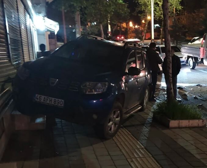 Diyarbakır'da Park Halindeki Araca Başka Bir Araç Çarptı 1