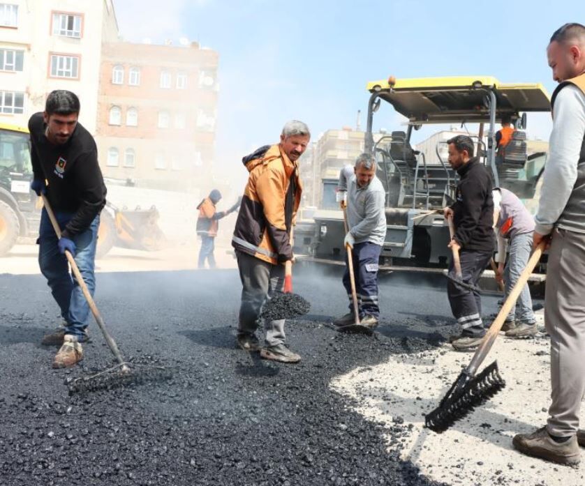 Şanlıurfa’da 25 Metrelik Yol Projesinde Asfalt Serimi Başladı 1-1