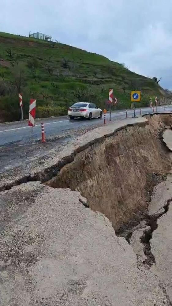 Siirt’te Heyelan Ulaşım Kontrollü Sağlanıyor 13