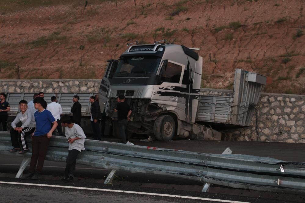 Cizre'de Peş Peşe Kazalar Halk Karayolunu Ulaşıma Kapattı 1