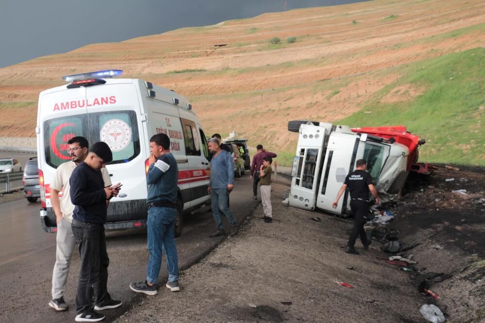 Cizre'de Peş Peşe Kazalar Halk Karayolunu Ulaşıma Kapattı 3