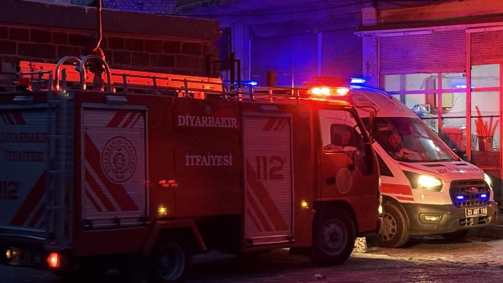 Diyarbakır'da Apartman Yangını 1 Itfaiyeci Yaralandı, 2 Kişi Dumandan Etkilendi 1