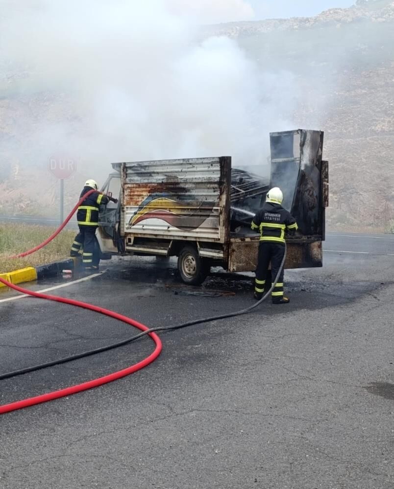 Diyarbakır'da Ev Eşyası Taşıyan Kamyonet Alev Aldı 1