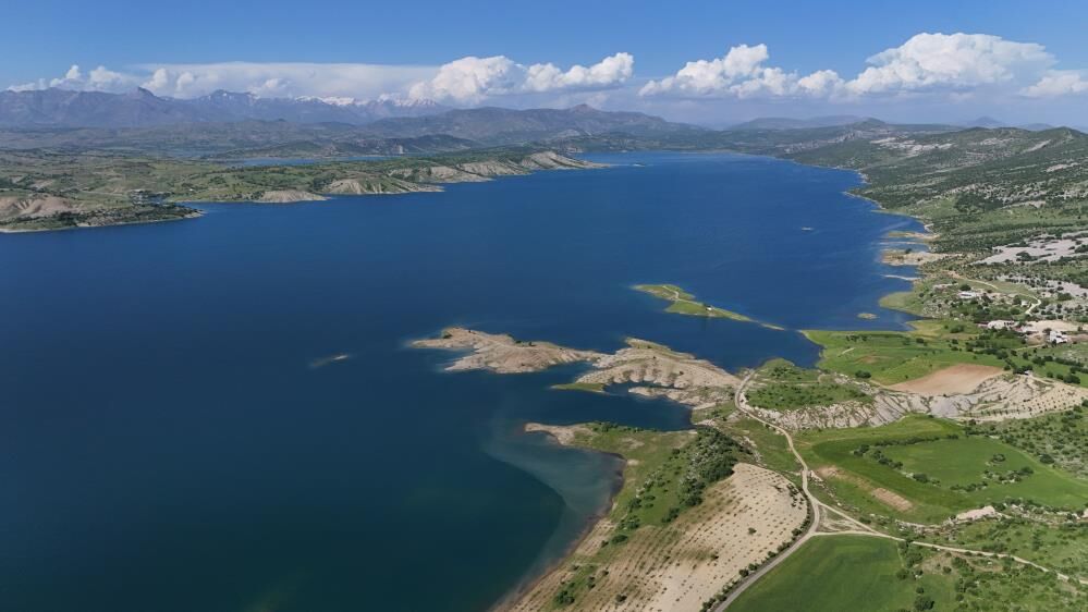 Diyarbakır'da Turkuaz Rengindeki Göl Manzarası Havadan Görüntülendi 1