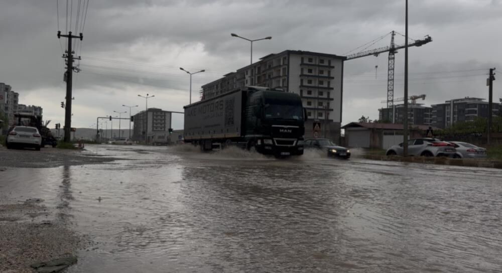 Diyarbakır'ı Sağanak Vurdu, Yollar Göle Döndü 1