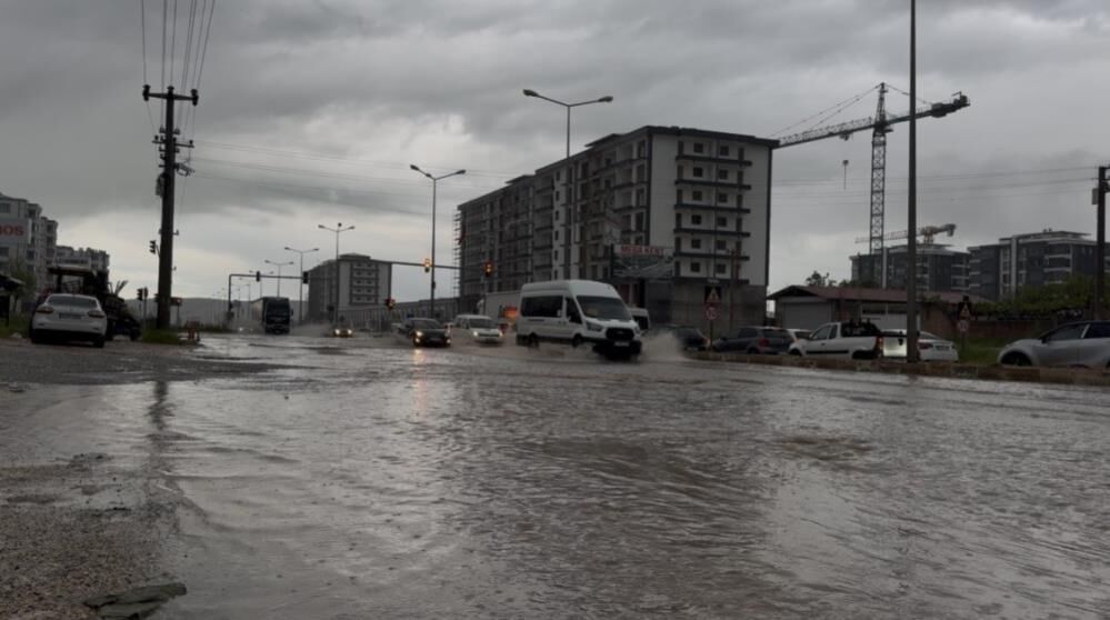 Diyarbakır'ı Sağanak Vurdu, Yollar Göle Döndü 3