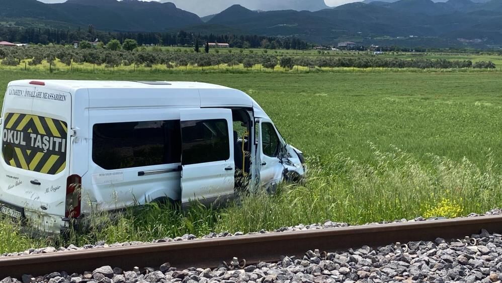 Öğrenci Servisine Tren Çarptı 13 Yaralı 3