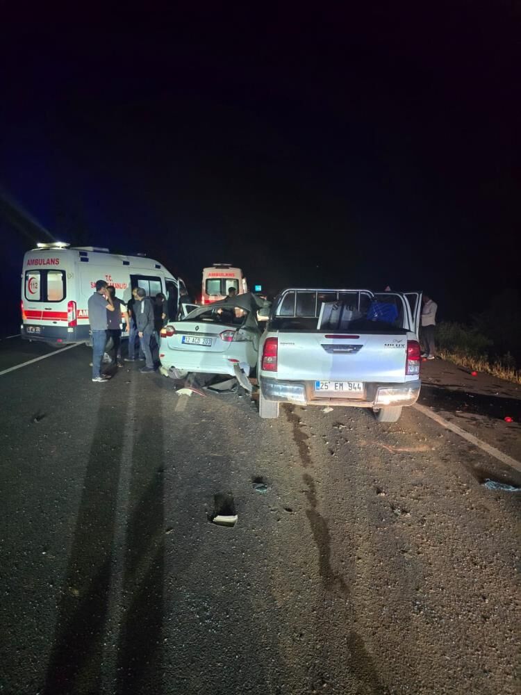 Diyarbakır Bingöl Yolunda Iki Araç Çarpıştı 1'I Ağır, 3 Yaralı 3