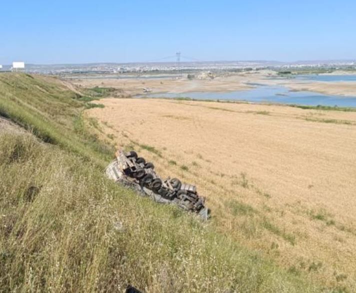 Diyarbakır Yolunda Kaza! Kamyon Ile Otomobil Çarpıştı 1