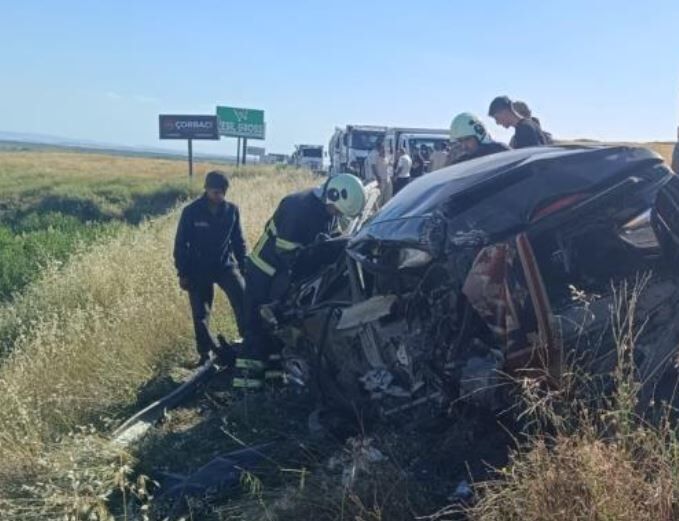 Diyarbakır Yolunda Kaza! Kamyon Ile Otomobil Çarpıştı 3